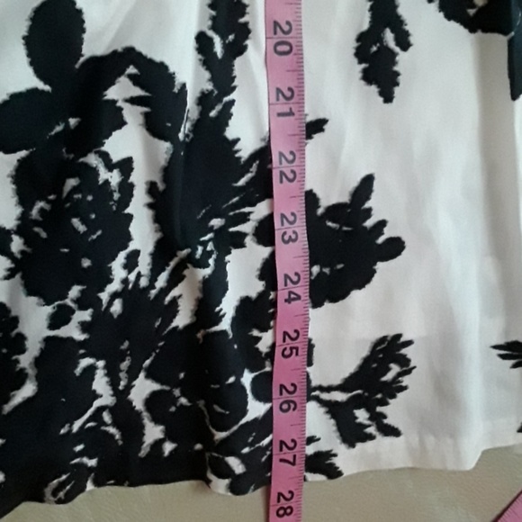 Gap White/Back skirt, size 4 - Picture 3 of 3